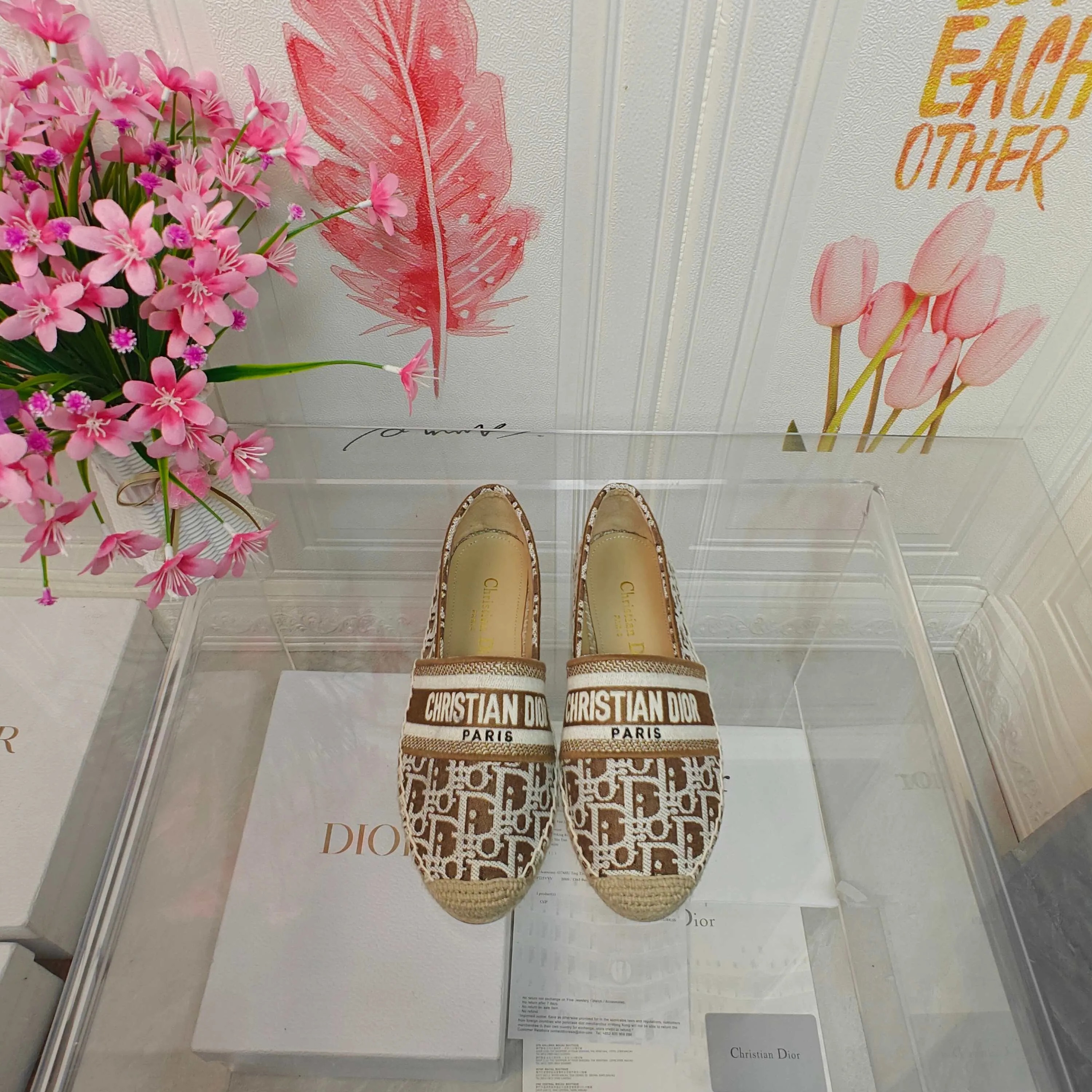 👟👟Ex-factory price 440👟👟 Top quality Dior Granville espadrille embroidery Upper: embroidered with "CHRISTIANDIOR" Craftsmanship: Purely hand-sewn hemp rope outsole Lining: Imported soft and breathable sheep lining with padded feet Code number: 35-40 (customized at 34.41.42) Outsole: Exclusive molded rubber outsole decorated with lucky star symbol